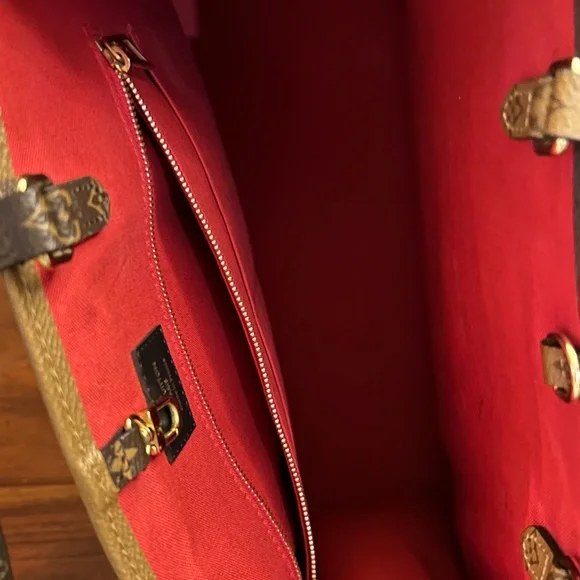 Louis Vuitton Onthego GM Tote Bag - Picture 5 of 9